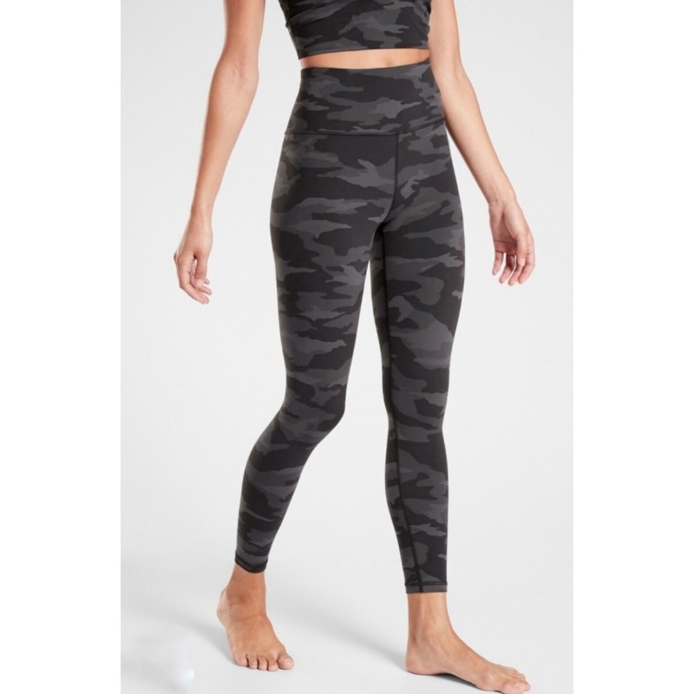 Athleta Ankle High Waisted Elation Camo 7/8 Tight in Dark Camo XS